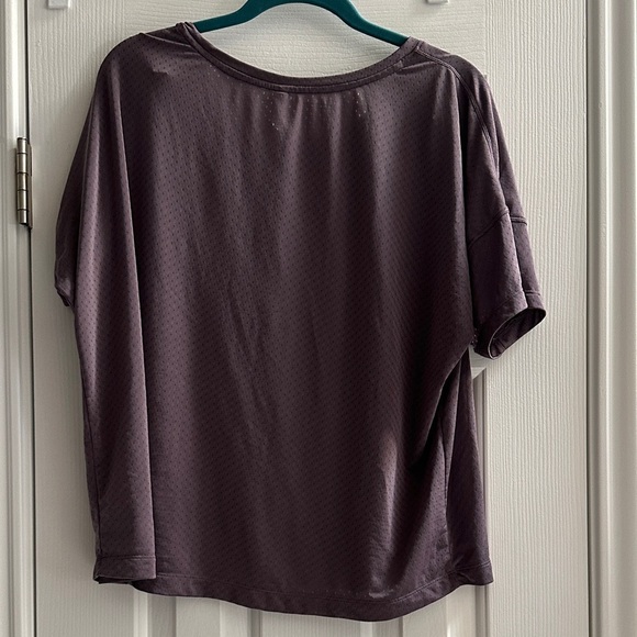 Under Armour Women's Dark Purple Heat Gear Breathable Shirt Large Running Gym - Picture 3 of 5